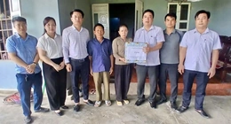 Thăm, tặng quà gia đình nạn nhân bị tai nạn lao động