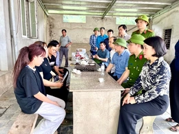 Thăm hỏi, động viên gia đình các nạn nhân trong vụ sạt lở đá tại xã Cẩm Tú