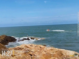 Sầm Sơn: Giải cứu an toàn 2 du khách bị cô lập do thủy triều dâng