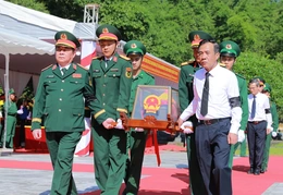 Truy điệu, an táng 19 hài cốt liệt sĩ quân tình nguyện và chuyên gia Việt Nam hy sinh tại Lào an nghỉ tại Nghĩa trang Liệt sĩ Quốc tế Đồng Tâm