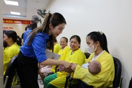 Mang Tết Thiếu nhi đến với bệnh nhi có hoàn cảnh khó khăn
