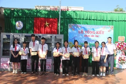 Trao tặng học bổng cho học sinh khó khăn Trường THCS Hải Hà