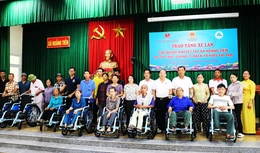 Trao tặng 20 xe lăn cho người khuyết tật xã Hoằng Tiến