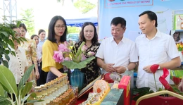 Phiên chợ giới thiệu nông sản, thực phẩm an toàn tại xã Yên Định