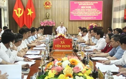 Phó Chủ tịch Thường trực HĐND tỉnh Lê Tiến Lam kiểm tra việc thực hiện chính quyền địa phương 2 cấp