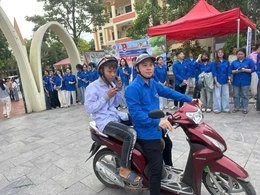 Thanh niên tình nguyện xã Vĩnh Lộc kịp thời hỗ trợ thí sinh quên căn cước công dân