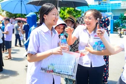 Thí sinh thi vào lớp 10 hoàn thành môn đầu tiên: Đề Văn vừa sức, giàu tính thực tiễn