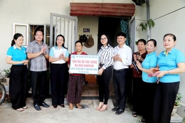 Hội LHPN tỉnh trao kinh phí hỗ trợ xây dựng “Mái ấm tình thương” tại xã Hậu Lộc