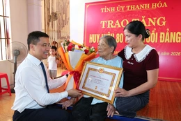 Trao tặng Huy hiệu 80 năm tuổi Đảng cho đảng viên  Phạm Thị Khang