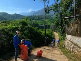 Giữ màu xanh dưới chân núi