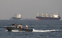 Iran và Mỹ đụng độ trên biển, Tehran tuyên bố đóng hoàn toàn Eo biển Hormuz