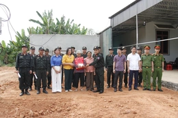 Cảnh sát cơ động hành quân dã ngoại, làm công tác dân vận