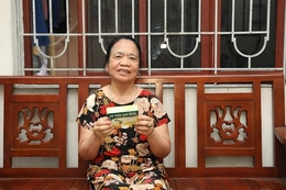 Em gái nhập viện vì mất ngủ, bà cụ 74 tuổi tự tìm lối thoát
