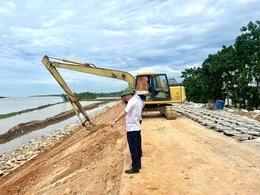 Đê xuống cấp,&nbsp;nguy cơ mất an toàn mùa lũ
