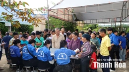 Khám bệnh, cấp phát thuốc miễn phí cho người dân xã Tam Lư