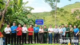Tặng công trình “Sân chơi cho em” tại xã Bát Mọt