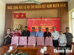 Tặng quà cho các gia đình chính sách tại 2 xã Xuân Bình và Thanh Phong