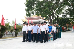 Trưởng Ban Tổ chức Tỉnh ủy Nguyễn Văn Hùng viếng nghĩa trang liệt sĩ, tặng quà cho người có công tại xã Thiệu Hóa và Thiệu Trung
