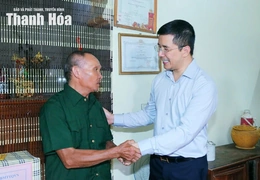 Phó Bí thư Thường trực Tỉnh ủy Nguyễn Hồng Phong viếng nghĩa trang liệt sĩ và thăm hỏi, tặng quà các đối tượng chính sách