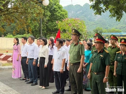 Phó Chủ tịch Thường trực Ủy ban MTTQ tỉnh Đỗ Thị Toán viếng nghĩa trang liệt sĩ và thăm các gia đình chính sách