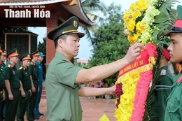 Giám đốc Công an tỉnh Tô Anh Dũng dâng hương tri ân các Anh hùng liệt sĩ, thăm và tặng quà người có công
