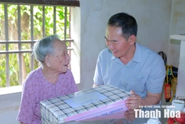 Phó Bí thư Tỉnh ủy Trịnh Tuấn Sinh viếng nghĩa trang liệt sĩ và thăm, tặng quà gia đình chính sách