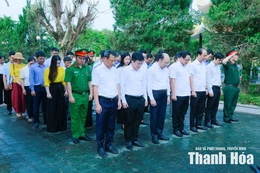 Phó Chủ tịch UBND tỉnh Cao Văn Cường viếng nghĩa trang liệt sĩ; tặng quà gia đình chính sách xã Hậu Lộc, Triệu Lộc
