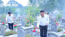 Đoàn công tác của tỉnh viếng nghĩa trang liệt sĩ; thăm, tặng quà người có công tại xã Thiết Ống và Điền Quang