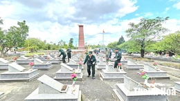 Cựu Thanh niên xung phong N237 Thanh Hóa tri ân các Anh hùng liệt sĩ trên tuyến lửa Trường Sơn