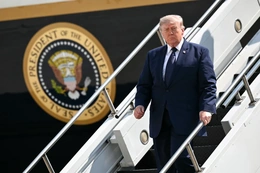 Ông Trump cảnh báo Iran sẽ “trả giá đắt”, Tehran tuyên bố xung đột đã thành “chiến tranh toàn diện”