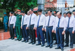 Đoàn đại biểu tỉnh Thanh Hóa dâng hương tại các khu di tích lịch sử cách mạng