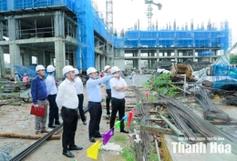 Phó Chủ tịch Thường trực UBND tỉnh Mai Xuân Liêm kiểm tra tiến độ dự án nhà ở xã hội tại phường Hàm Rồng