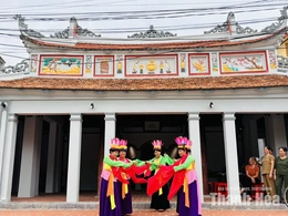 Rộn ràng hát múa đội đèn làng Đồng Lạc