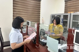 Công dân đầu tiên trên toàn quốc nhận giấy chứng nhận quyền sử dụng đất&nbsp;thông qua mã định danh VNeID