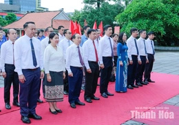Đoàn đại biểu HĐND hai tỉnh Thanh Hóa - Hủa Phăn dâng hoa, dâng hương tưởng niệm Chủ tịch Hồ Chí Minh
