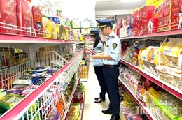 Hàng trăm sản phẩm cánh gà, que cay... không rõ nguồn gốc bị tiêu hủy