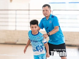Người thầy kiêm “bảo mẫu” của U9 Việt Hùng Thanh Hóa