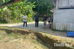Mưa lớn gây sụt lún, ảnh hưởng đến các hộ dân tại xã Yên Khương