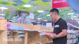 Thiếu cục bộ sách giáo khoa, phụ huynh phải đi nhiều nơi tìm mua
