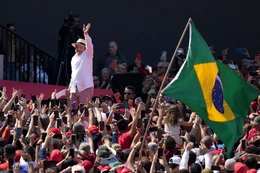 Brazil nóng trước giờ G: Tổng thống Lula và con trai Cựu Tổng thống Bolsonaro cùng bước vào cuộc đua quyền lực