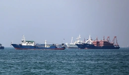 Eo biển Hormuz gần như tê liệt, nhưng dòng dầu vẫn âm thầm được duy trì