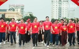 Đông đảo cán bộ, người dân Thanh Hóa mặc áo đỏ sao vàng, hát Quốc ca, đi bộ “Cùng Việt Nam tiến bước”