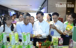 Bí thư Tỉnh ủy Lê Đức Thái tham quan khu trưng bày sản phẩm tại Hội nghị đối thoại với doanh nghiệp năm 2026