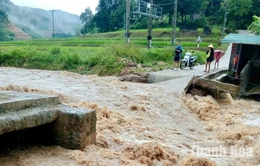 Nhiều khu dân cư trên địa bàn xã Quang Chiểu bị chia cắt, chính quyền khẩn trương ứng phó