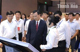 Đại biểu tham quan khu trưng bày sản phẩm tại Hội nghị đối thoại với doanh nghiệp năm 2026