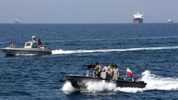 Hormuz vẫn đóng với tàu chưa được Tehran chấp thuận