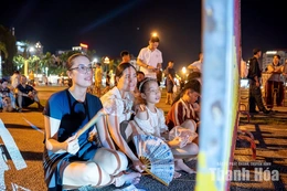 Hàng ngàn người đổ về Quảng trường Lam Sơn theo dõi chương trình nghệ thuật 