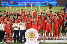 CLB Công an Hà Nội đăng quang Siêu cúp Quốc gia 2025/26; Man Utd đè bẹp Ipswich Town