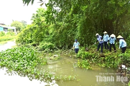 Ra quân xử lý môi trường, khơi thông dòng chảy tại phường Hạc Thành