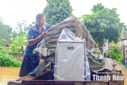 Người dân khẩn trương di dời tài sản khi nước lũ dâng cao